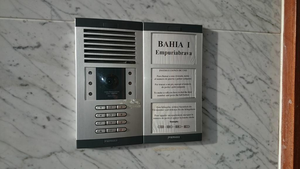 Apartamento Bahia I เอมปูเรียบราบา ภายนอก รูปภาพ